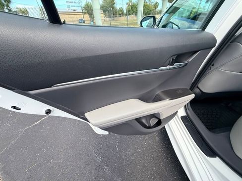 Used 2022 Toyota Camry SE w/ Cold Weather Package image 17