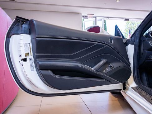 Used 2016 Ferrari California T image 8