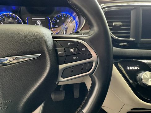 Used 2018 Chrysler Pacifica Touring-L FWD image 37