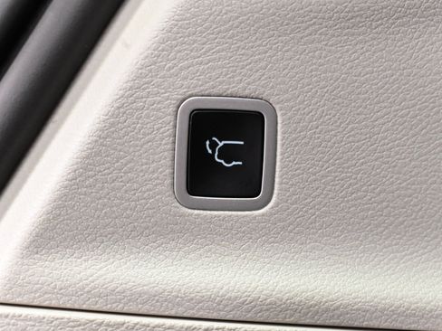 Used 2023 Chrysler Pacifica Touring-L w/ Uconnect Theater Family Group FWD image 25