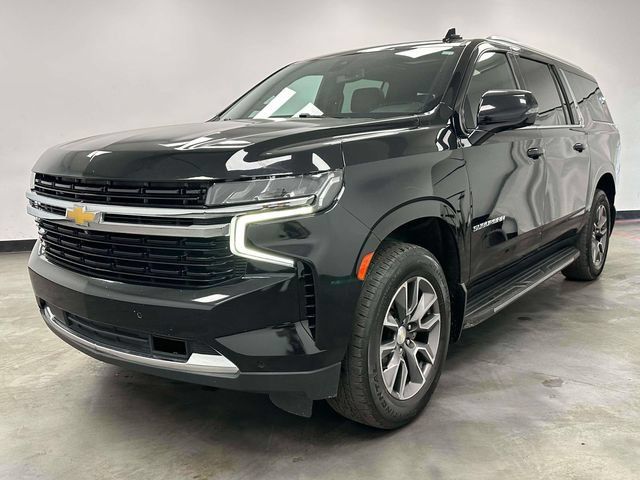 Used 2022 Chevrolet Suburban LT w/ LT Signature Plus Package AWD/4WD image 2