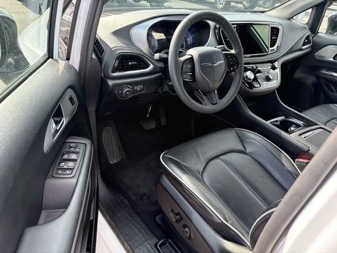 Used 2025 Chrysler Pacifica Limited image 6