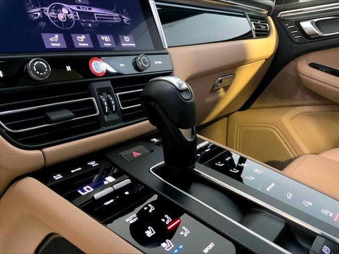 Certified 2023 Porsche Macan AWD/4WD image 17