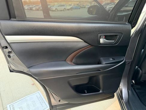 Used 2015 Toyota Highlander XLE image 17