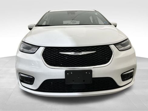 Used 2023 Chrysler Pacifica Touring-L FWD image 9