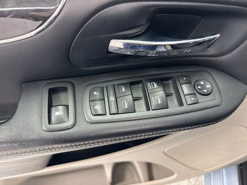 Used 2013 Chrysler Town & Country Touring image 18