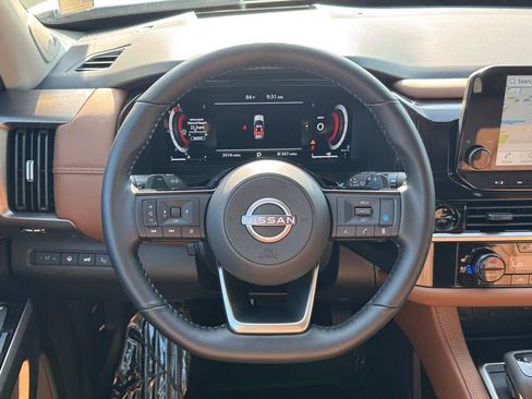 Used 2025 Nissan Pathfinder Platinum image 19