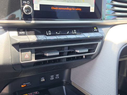 Used 2025 Toyota Camry SE w/ Convenience Package FWD image 20