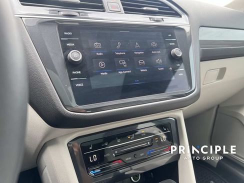 Used 2023 Volkswagen Tiguan SE w/ Panoramic Sunroof Package FWD image 24