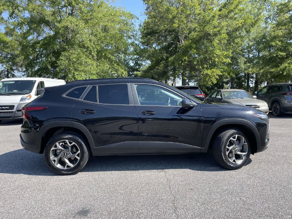 Used 2025 Chevrolet Trax LT w/ LT Convenience Package FWD image 2