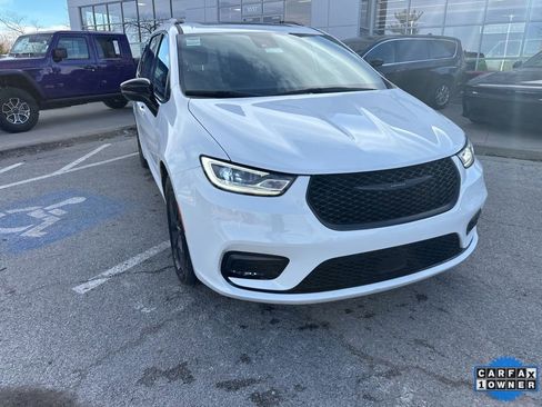 Used 2025 Chrysler Pacifica Limited image 8