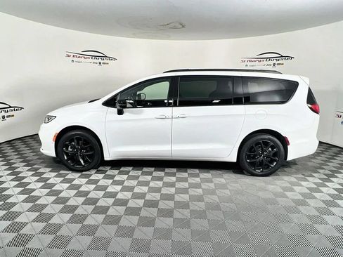 Used 2025 Chrysler Pacifica Limited AWD/4WD image 5