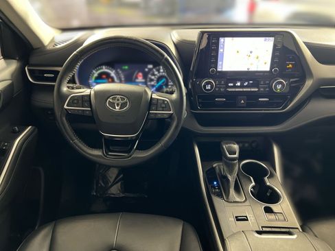 Used 2020 Toyota Highlander XLE image 24