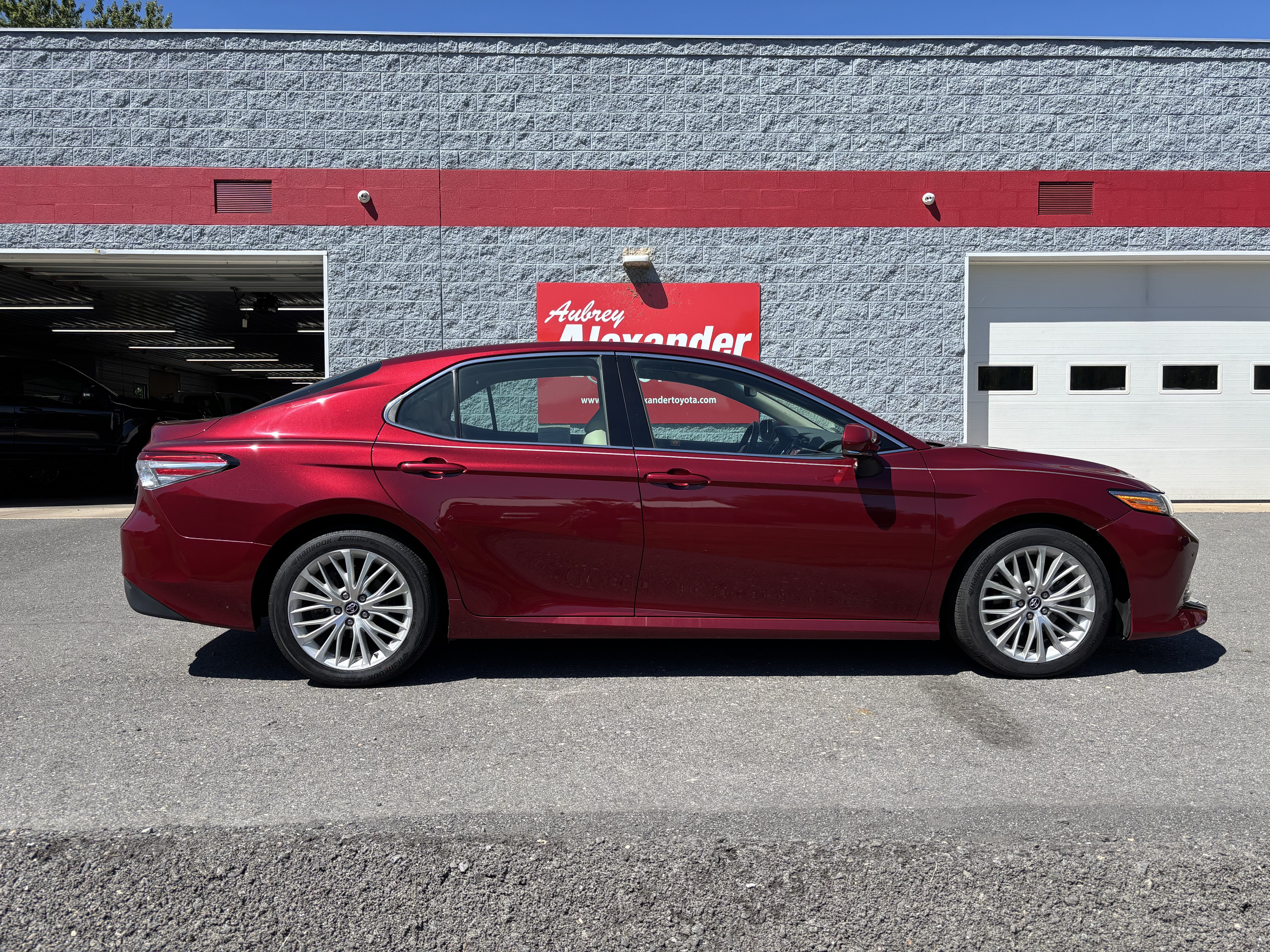 Used 2018 Toyota Camry XLE FWD image 2