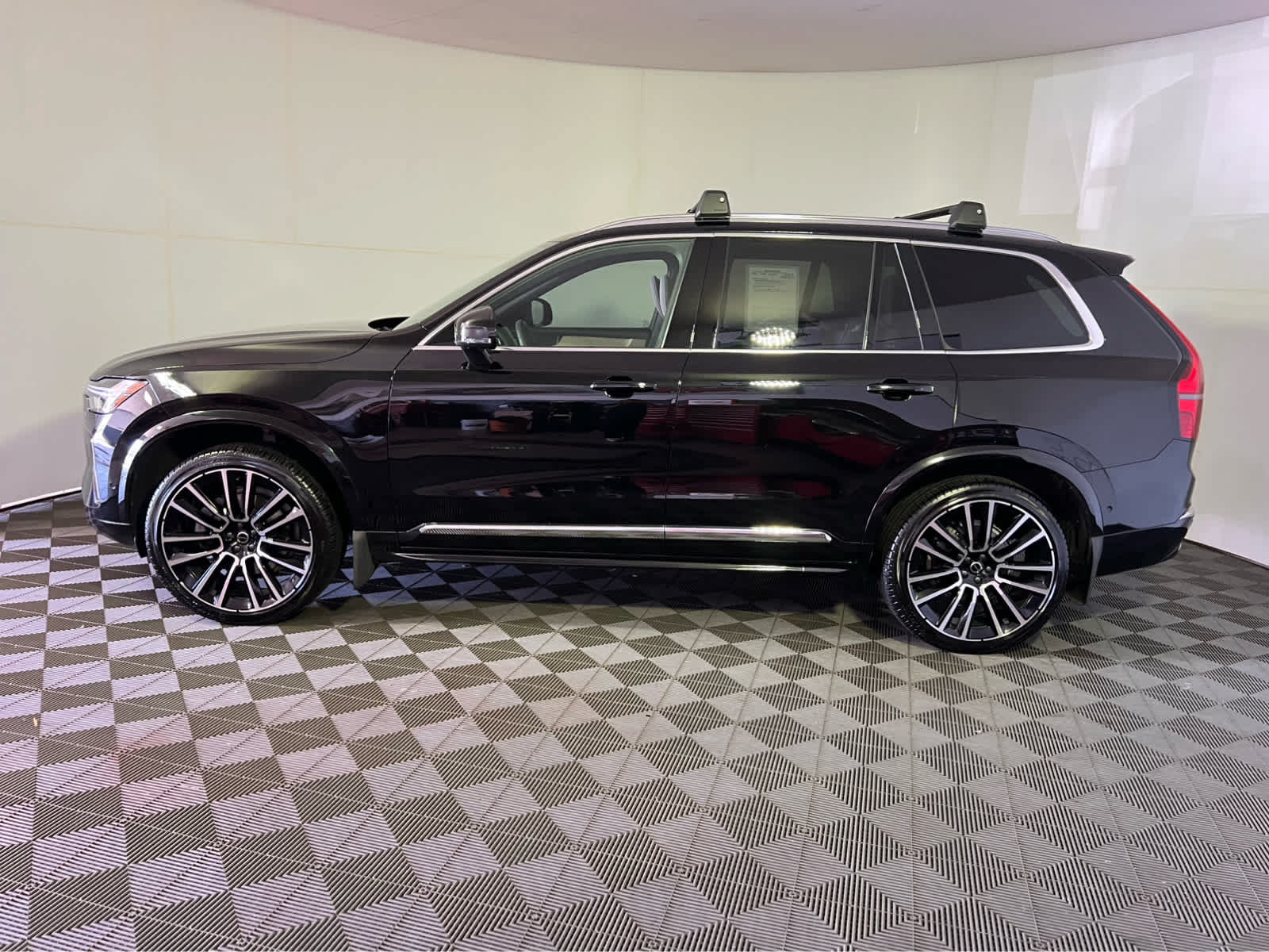 Used 2025 Volvo XC90 B5 Plus w/ Protection Package Premier AWD/4WD image 3