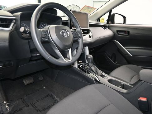 Used 2023 Toyota Corolla Cross LE image 12
