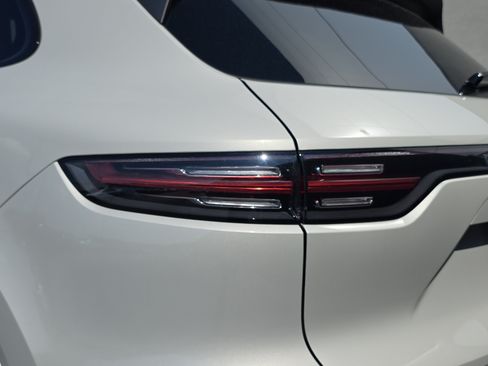 Certified 2023 Porsche Cayenne AWD/4WD image 13