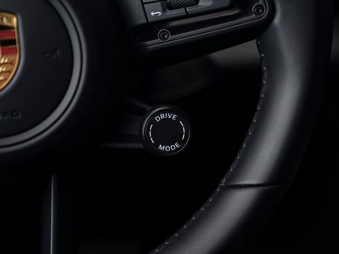 Certified 2025 Porsche Macan Electric image 9