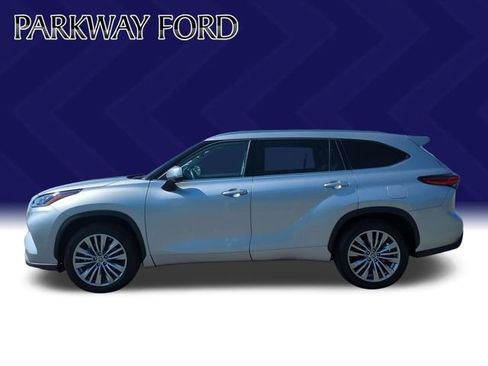 Used 2023 Toyota Highlander Platinum FWD image 2