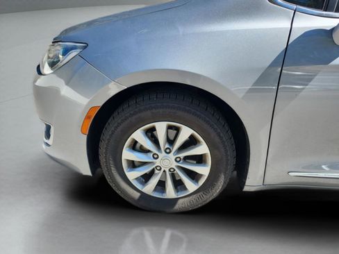 Used 2019 Chrysler Pacifica Touring-L image 31