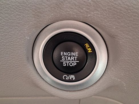Used 2023 Chrysler Pacifica Touring-L FWD image 23
