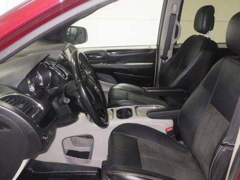 Used 2019 Dodge Grand Caravan SXT image 9
