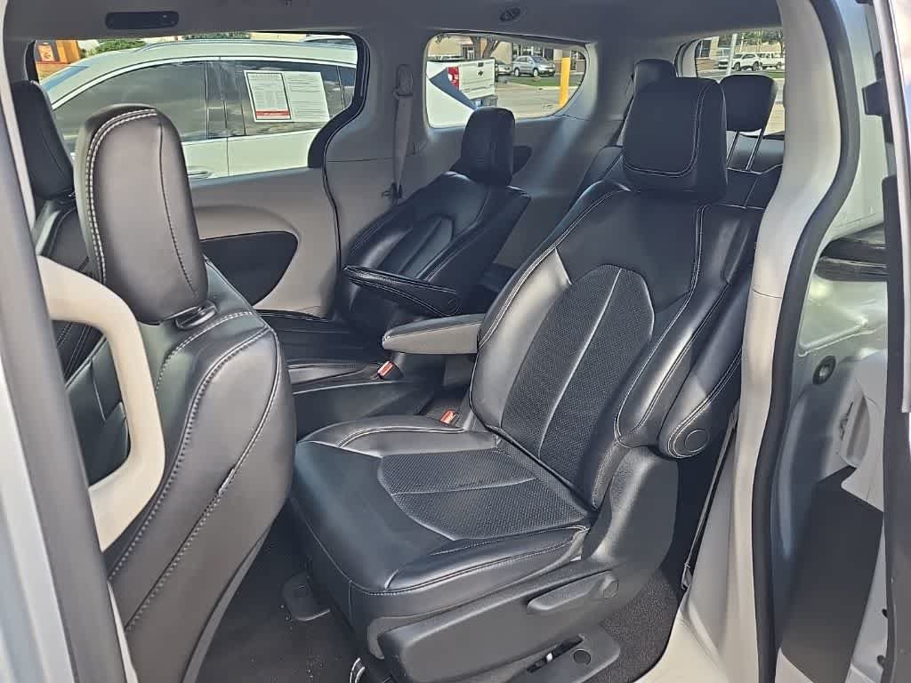 Used 2023 Chrysler Pacifica Touring-L FWD image 8
