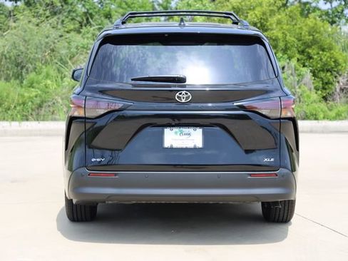 New 2026 Toyota Sienna XLE FWD image 7
