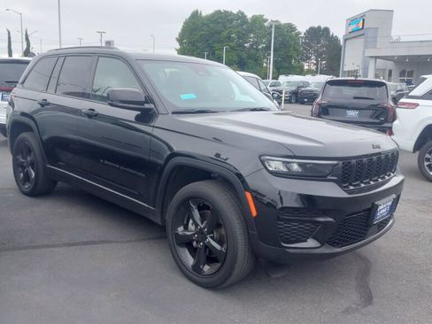 Used 2025 Jeep Grand Cherokee Altitude AWD/4WD image 2