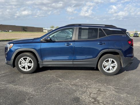 Used 2022 GMC Terrain SLE w/ Driver Convenience Package image 6