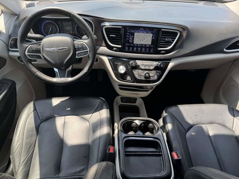Used 2019 Chrysler Pacifica Touring-L FWD image 2