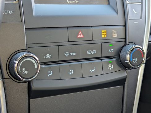 Used 2016 Toyota Camry SE image 19