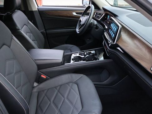 Used 2024 Volkswagen Atlas SE image 11