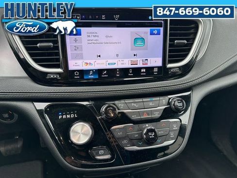 Used 2024 Chrysler Pacifica Limited FWD image 17