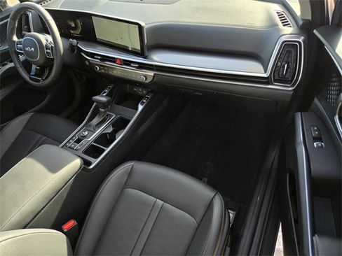 Certified 2025 Kia Sorento EX image 7