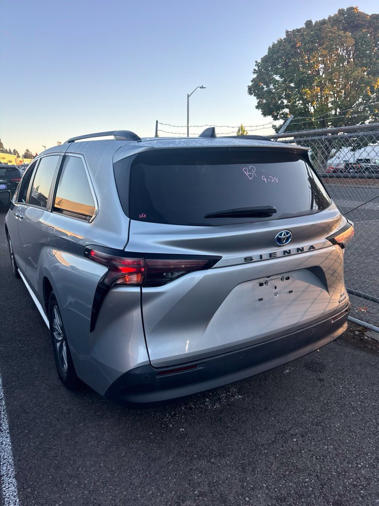 Certified 2024 Toyota Sienna XLE FWD image 3