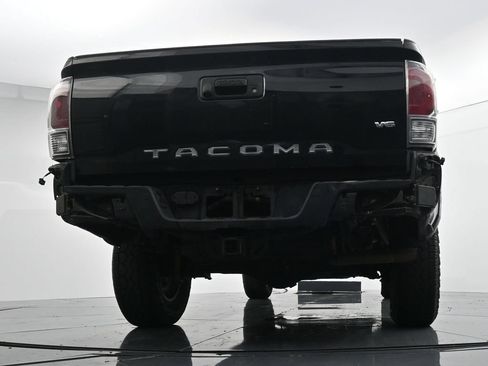 Used 2022 Toyota Tacoma TRD Off-Road w/ Technology Package AWD/4WD image 32
