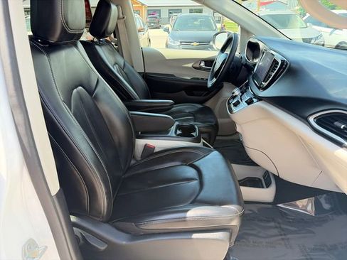 Used 2023 Chrysler Pacifica Touring-L FWD image 23
