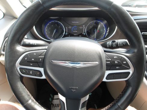 Used 2019 Chrysler Pacifica Touring-L Plus w/ Tire & Wheel Group image 17