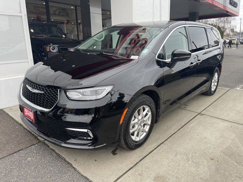 Used 2024 Chrysler Pacifica Touring-L image 36