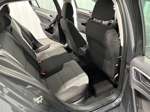 Used 2016 Volkswagen e-Golf SE w/ DC Fast Charging Package image 10