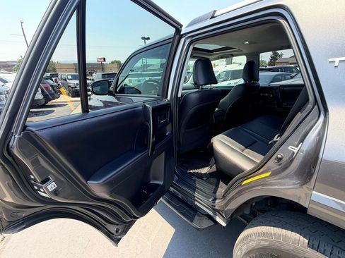 Used 2018 Toyota 4Runner TRD Off-Road Premium AWD/4WD image 20