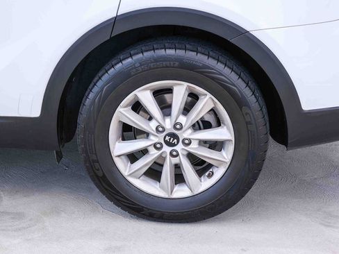 Used 2019 Kia Sorento FWD V6 image 9