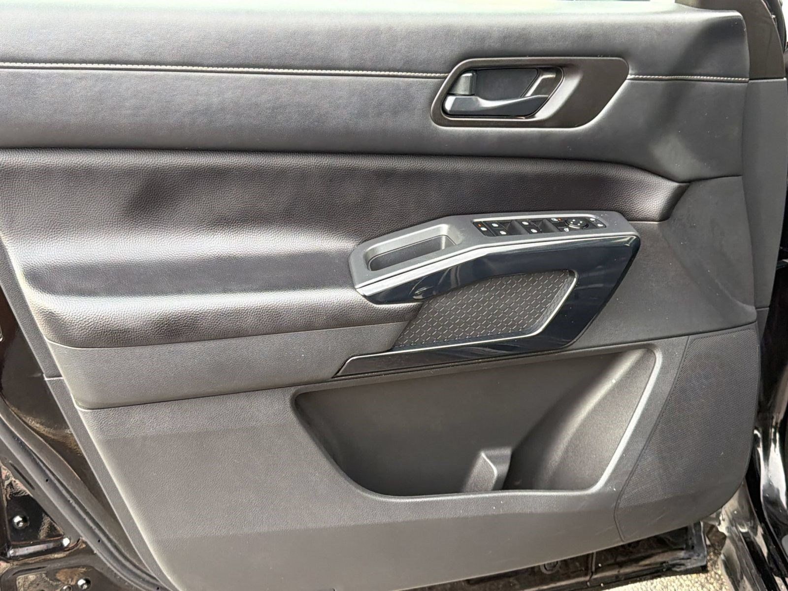 Used 2025 Nissan Pathfinder SV AWD/4WD image 14