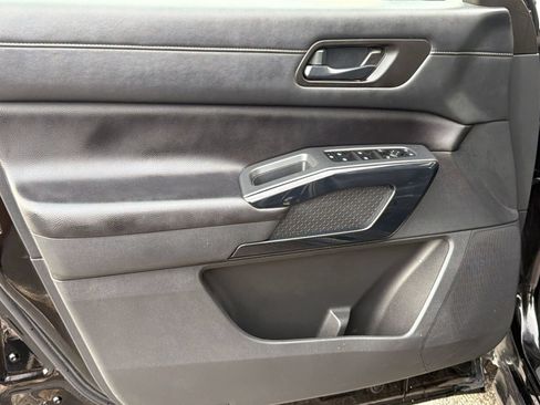 Used 2025 Nissan Pathfinder SV AWD/4WD image 14