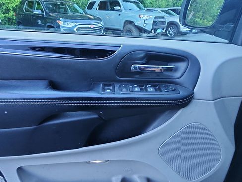 Used 2017 Dodge Grand Caravan SXT w/ Driver Convenience Group FWD image 15