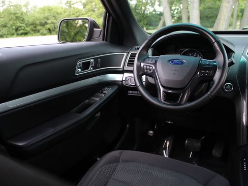 Used 2017 Ford Explorer XLT w/ Equipment Group 201A FWD image 9