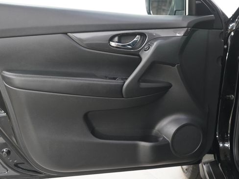 Used 2020 Nissan Rogue SV AWD/4WD image 19