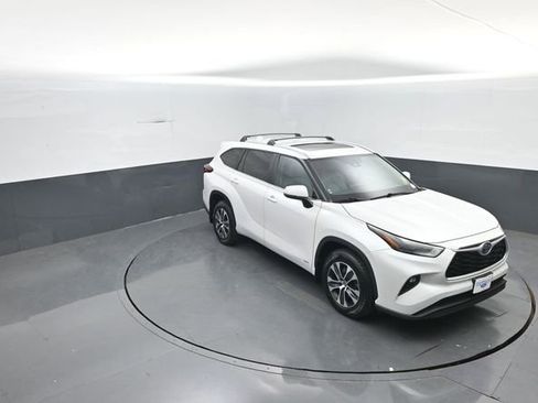 Used 2023 Toyota Highlander XLE AWD/4WD image 19