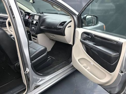 Used 2016 Chrysler Town & Country Touring w/ Driver Convenience Group FWD image 27
